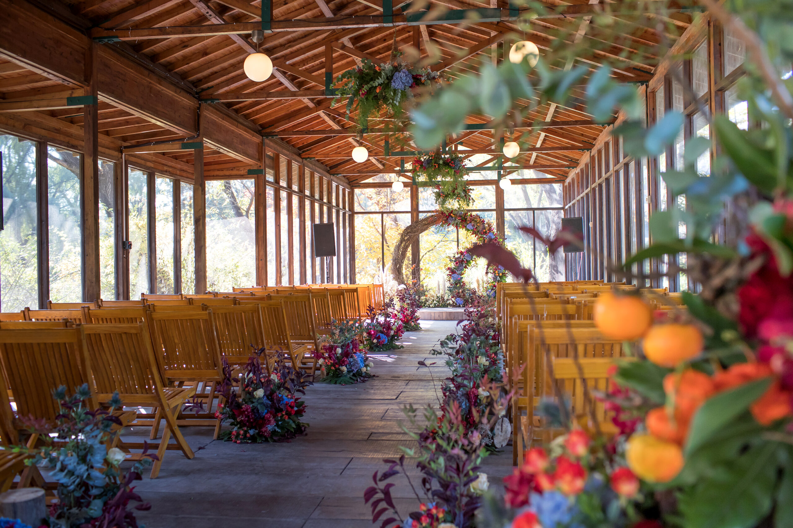 wedding venue，  log cabin，flowers